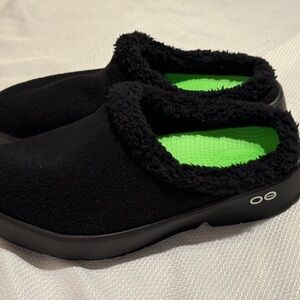 OOFOS Black Fuzzy Clogs with Lime Green Insole
